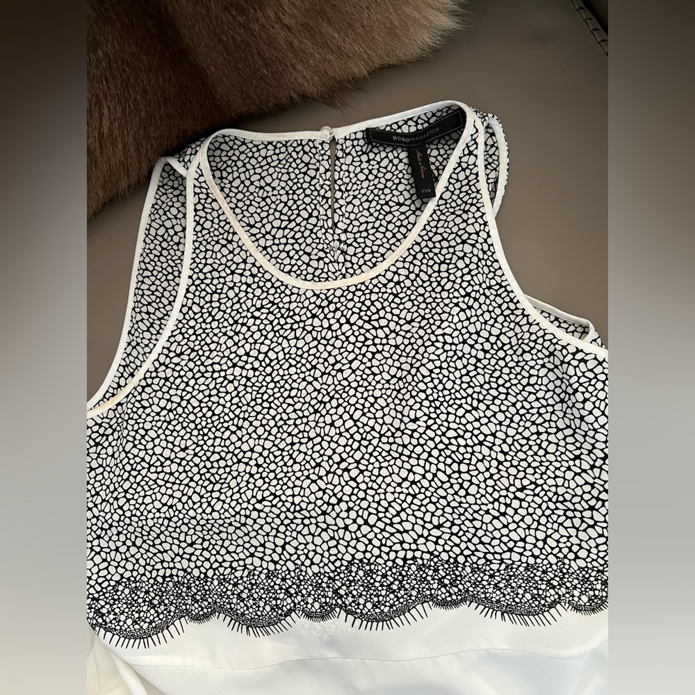 BCBGMaxAzria Monochrome Patterned Top - Picture 8 of 10
